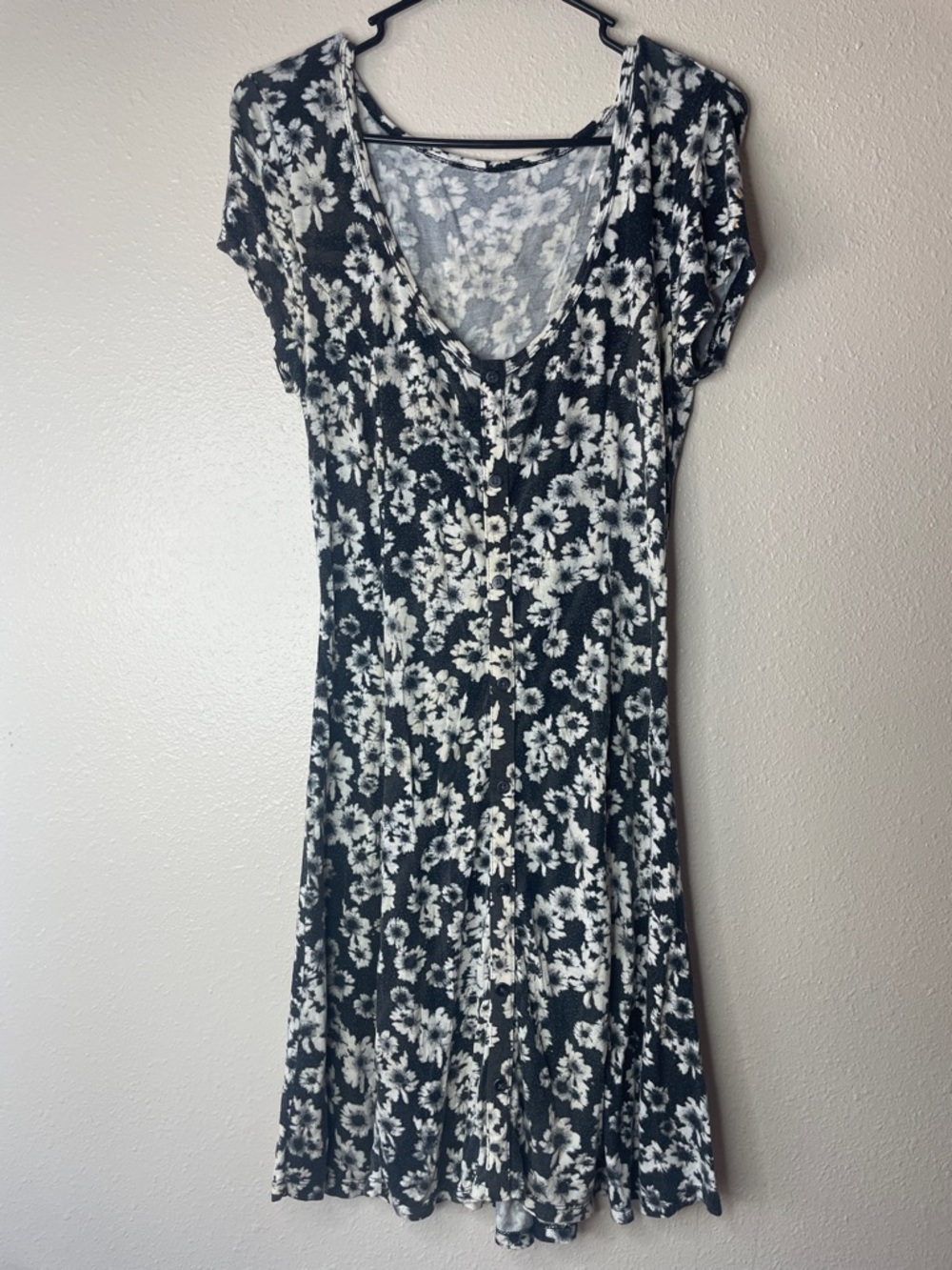 Black & White Floral Button-Front Midi Dress *SIZE AND BRAND ARE UNKNOWN*